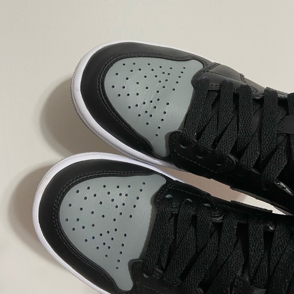 Air Jordan 1 Mids - Picture 7 of 8